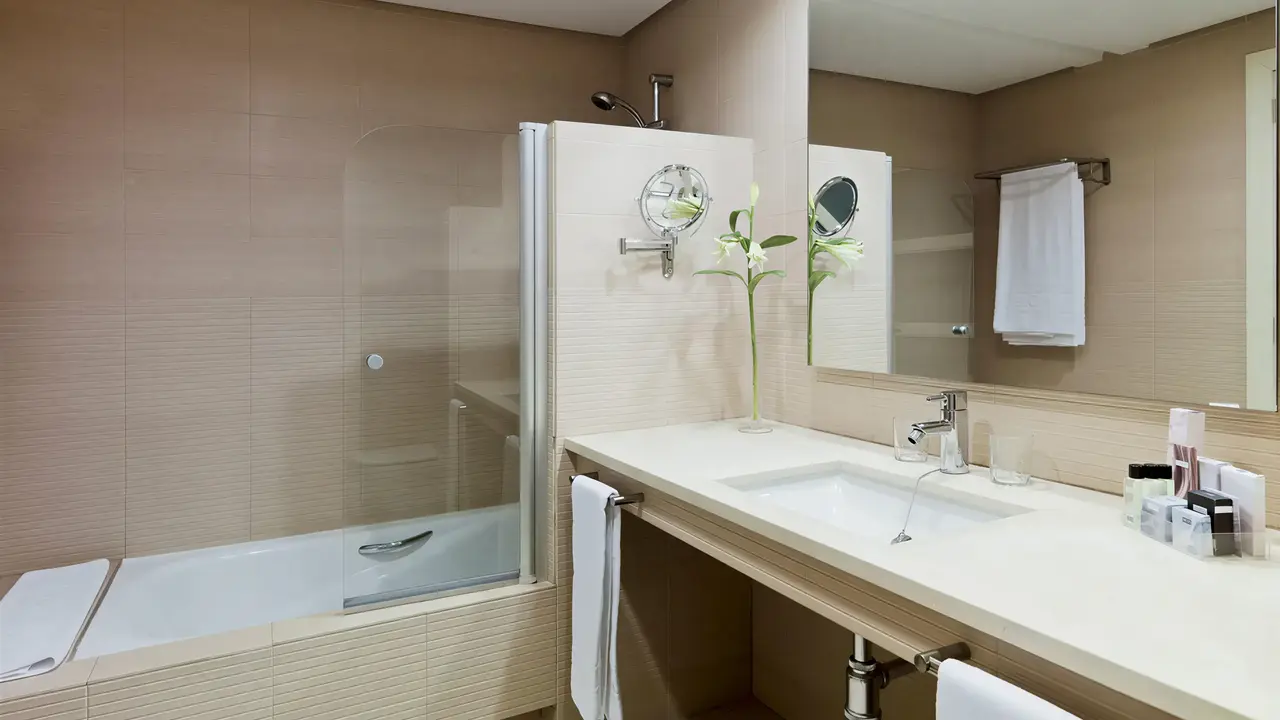 Nowoczesna łazienka w H10 Estepona Palace