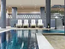 Basen i leżaki w strefie spa H10 Estepona Palace