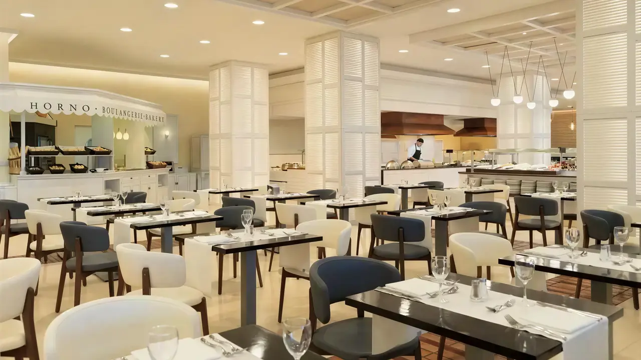 Elegancka restauracja w H10 Estepona Palace z ustawionymi stolikami