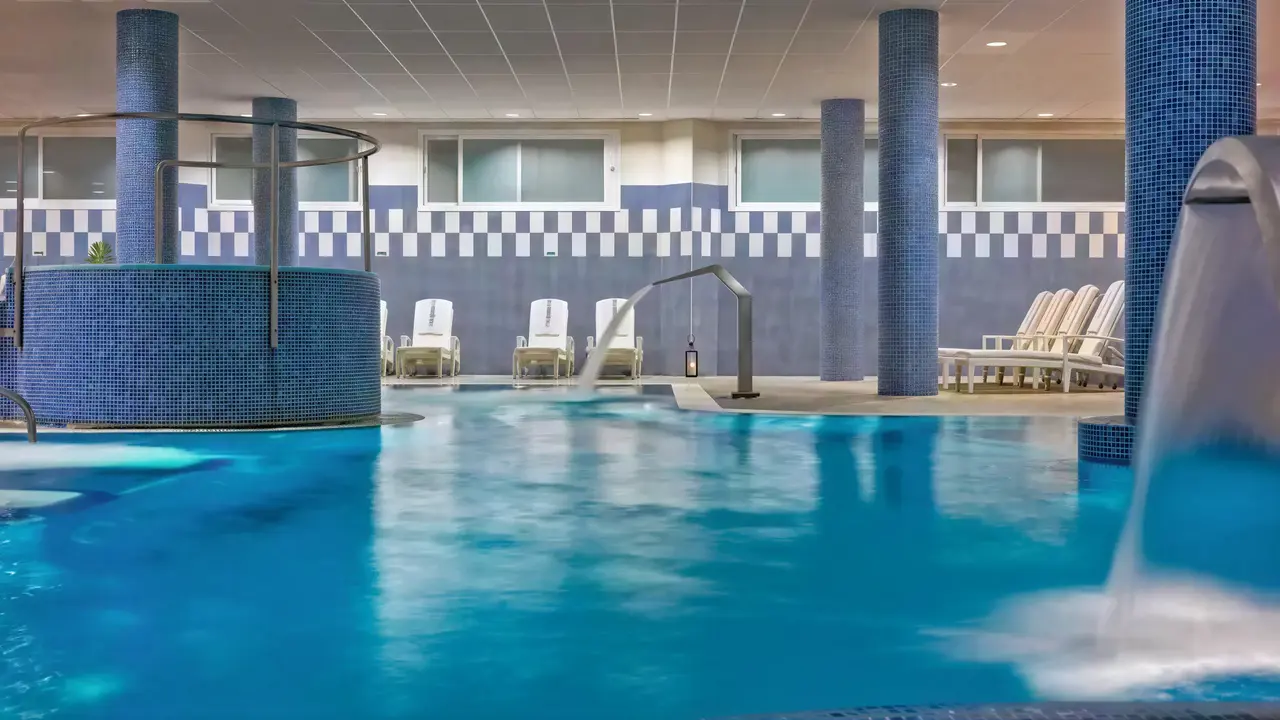 Kryty basen z hydromasażem w H10 Estepona Palace
