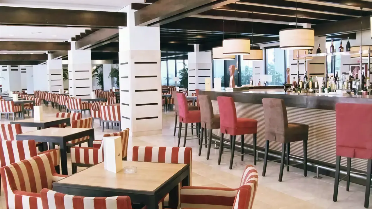 Bar z wysokimi hokerami w H10 Estepona Palace