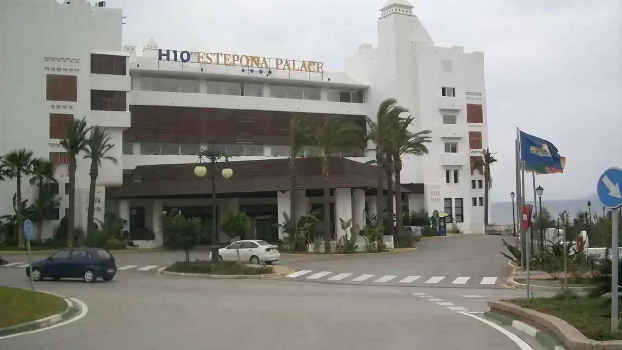 Elewacja budynku i wjazd do H10 Estepona Palace