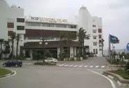 Elewacja budynku i wjazd do H10 Estepona Palace