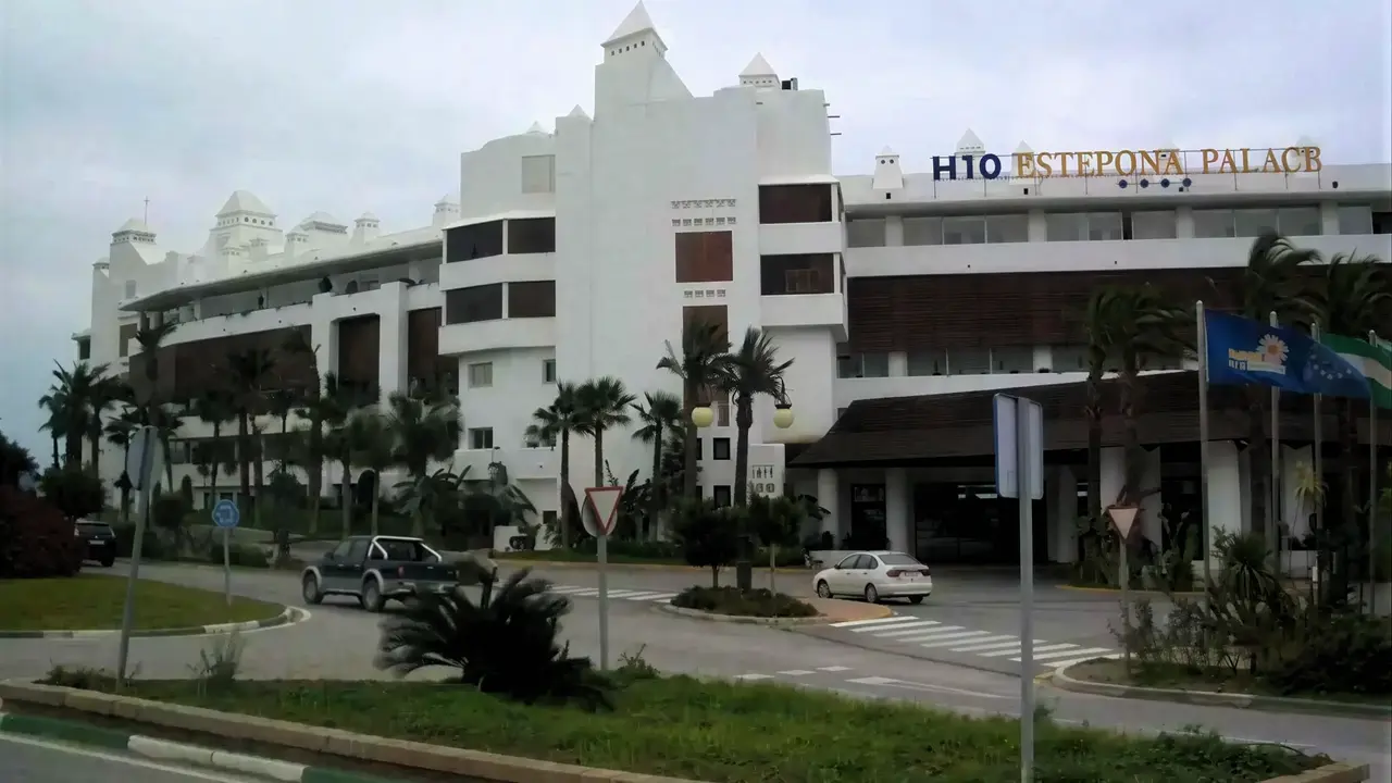 Elewacja budynku H10 Estepona Palace oraz podjazd