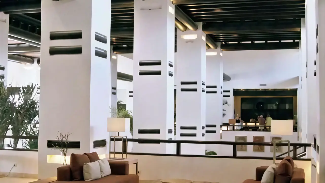 Nowoczesna strefa wypoczynku w H10 Estepona Palace