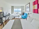 Nowoczesny pokój z widokiem w H10 Estepona Palace