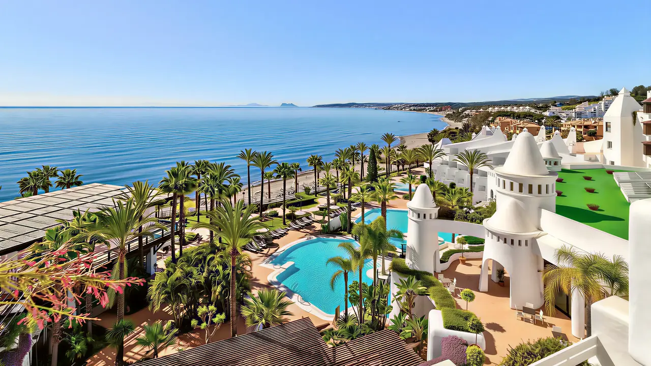 Widok na kompleks H10 Estepona Palace z basenami i morzem