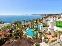 Widok na kompleks H10 Estepona Palace z basenami i morzem