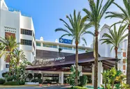 Elewacja i wejście do hotelu H10 Estepona Palace
