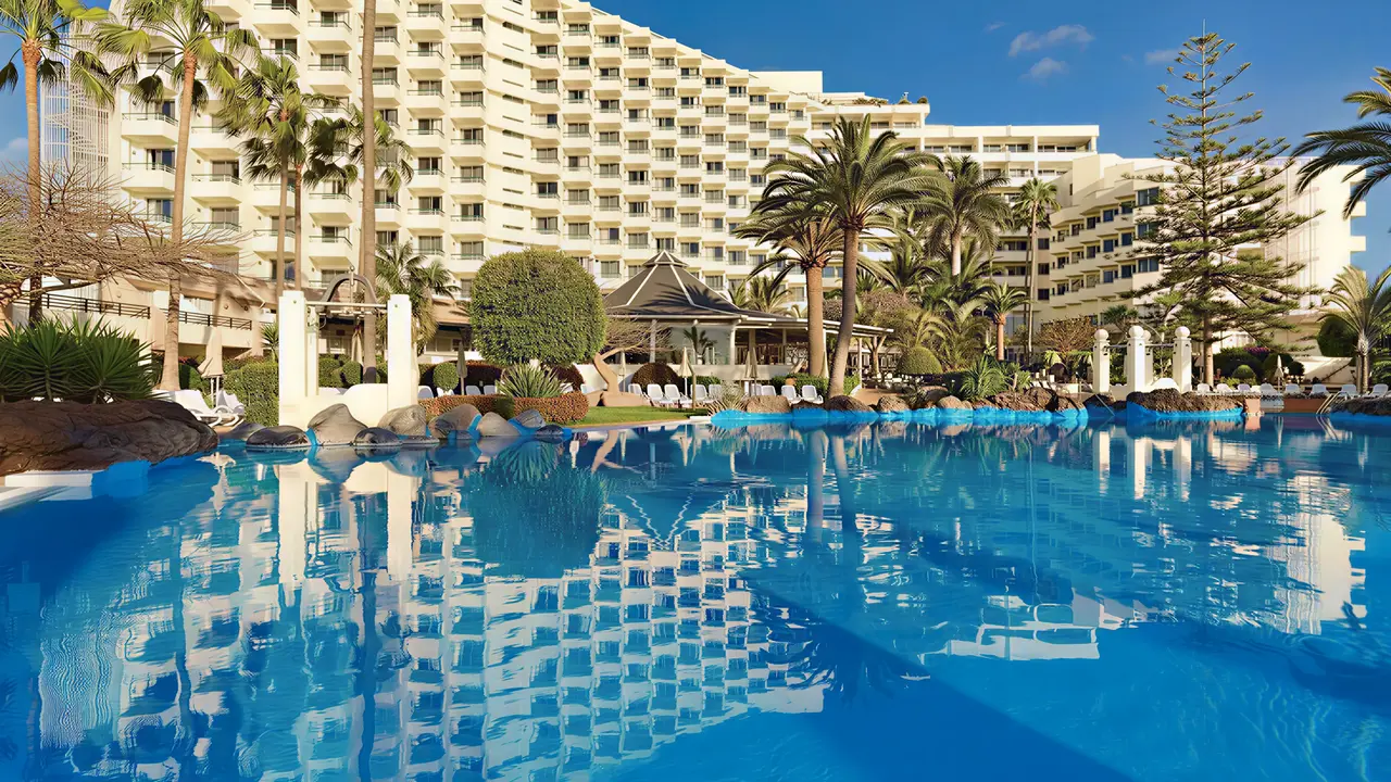 Basen przy hotelu H10 Las Palmeras