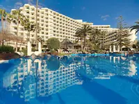 Basen przy hotelu H10 Las Palmeras