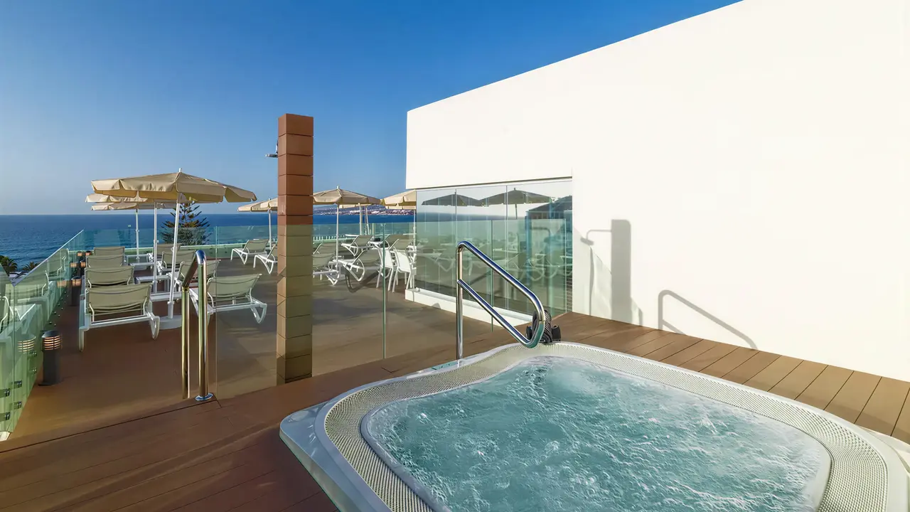Prywatne jacuzzi na tarasie w H10 Las Palmeras