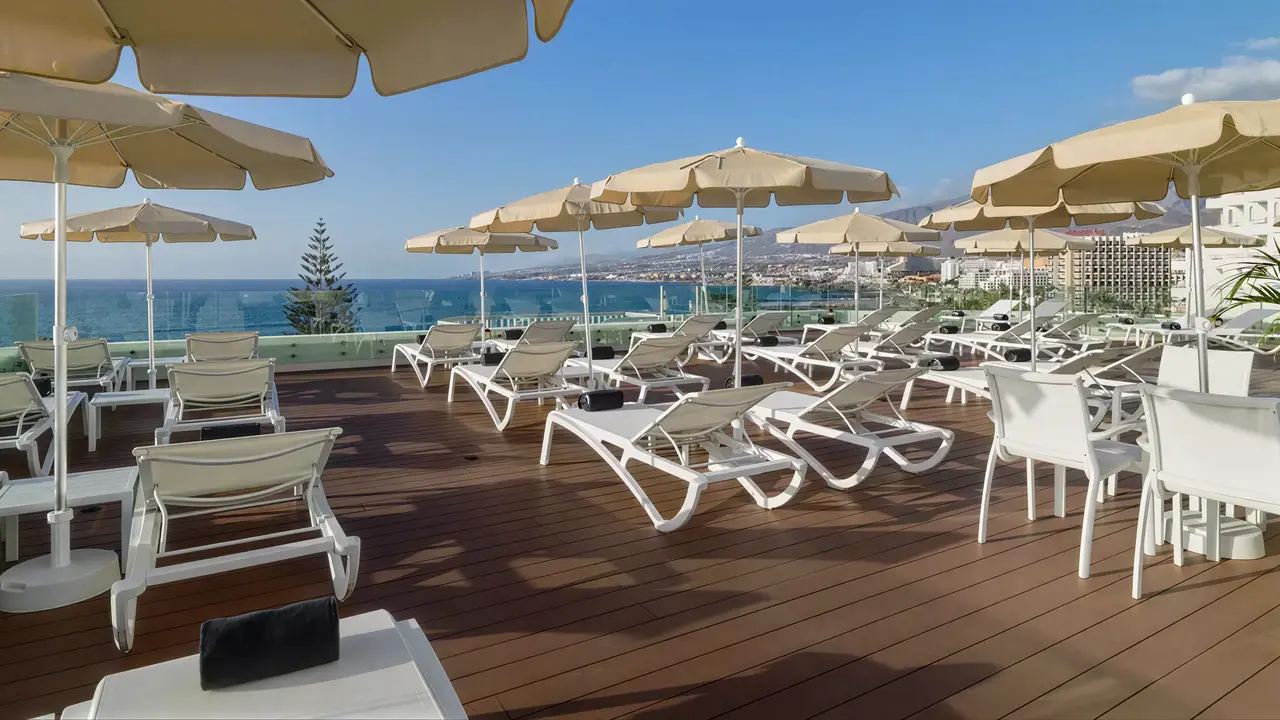 Taras wypoczynkowy przy plaży H10 Las Palmeras