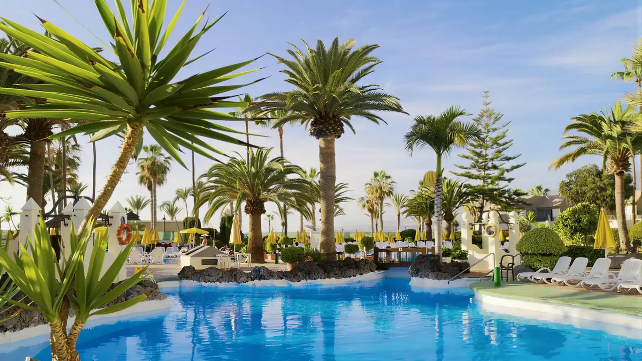 Basen przy hotelu H10 Las Palmeras