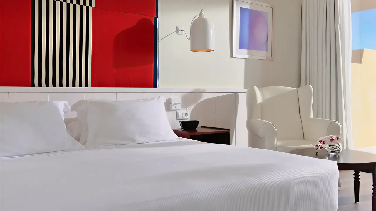 Sypialnia w hotelu H10 Tindaya z białym łóżkiem