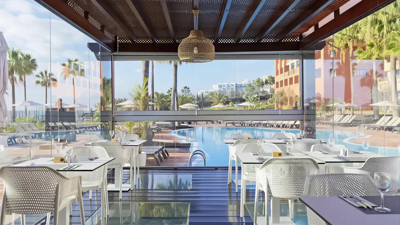 Restauracja w H10 Tindaya z widokiem na basen