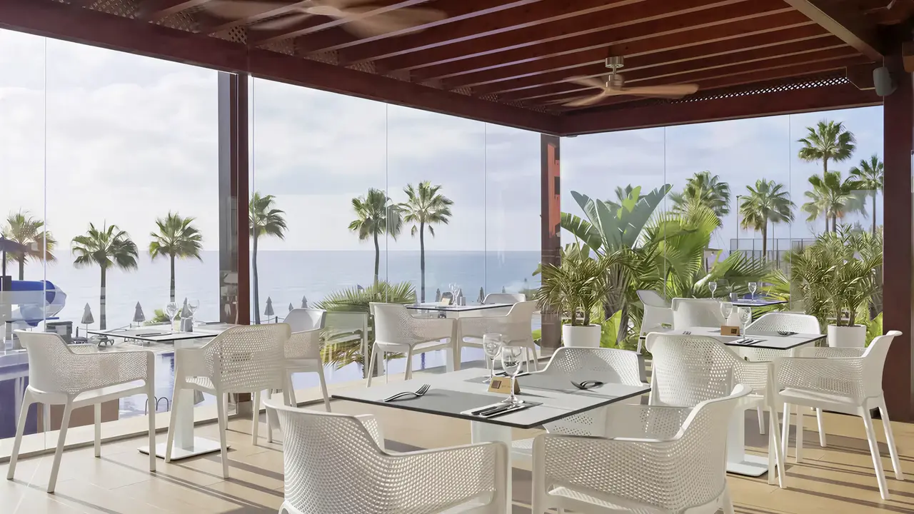 Restauracja w H10 Tindaya z widokiem na morze