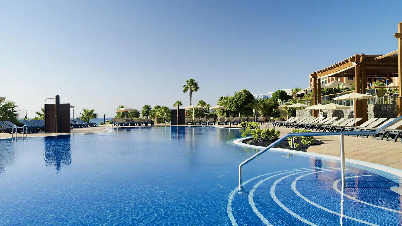 Basen zewnętrzny w hotelu H10 Tindaya