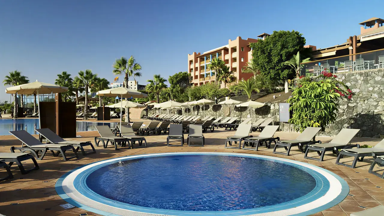 Basen i leżaki w hotelu H10 Tindaya