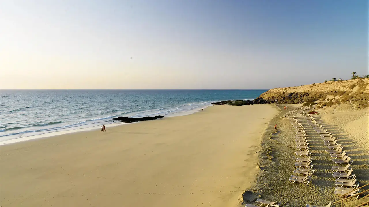 Piaszczysta plaża z leżakami w H10 Tindaya