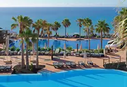 Widok na baseny i plażę w H10 Tindaya