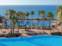 Widok na baseny i plażę w H10 Tindaya