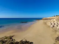 Piaszczysta plaża z leżakami w H10 Tindaya