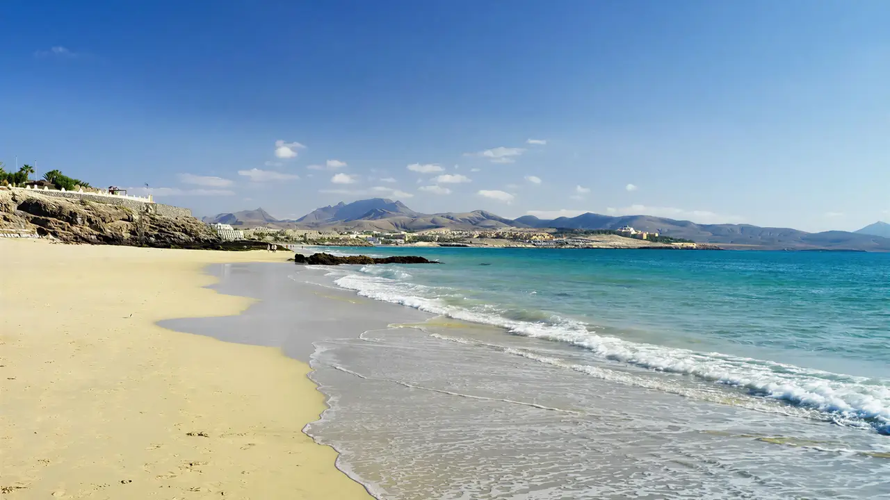 Piaszczysta plaża i morze w H10 Tindaya