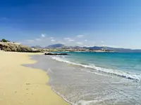 Piaszczysta plaża i morze w H10 Tindaya
