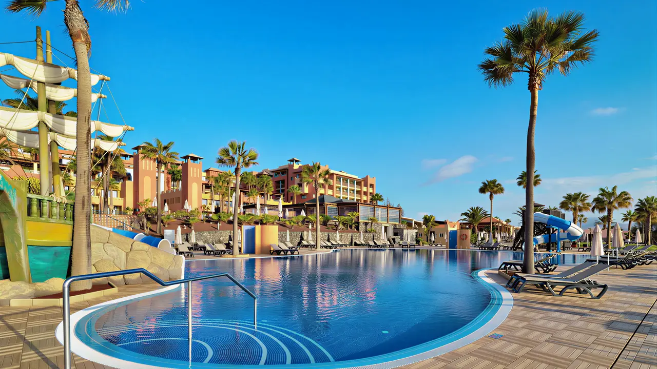Basen z leżakami w hotelu H10 Tindaya