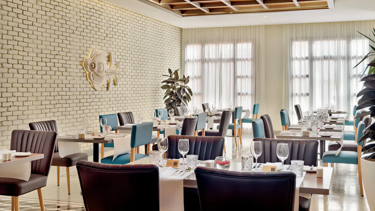 Elegancka restauracja w H10 Tindaya z nakrytymi stołami