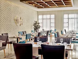 Elegancka restauracja w H10 Tindaya z nakrytymi stołami