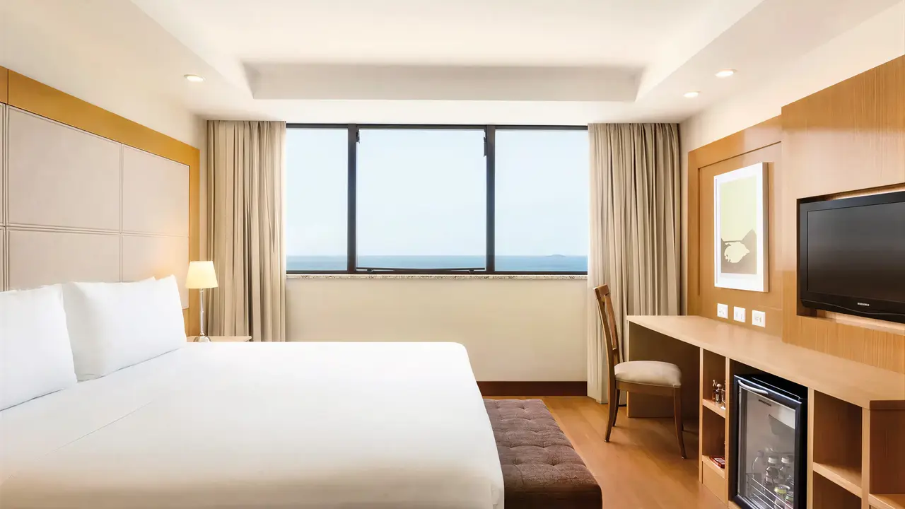 Jasny pokój z łóżkiem w Hilton Copacabana