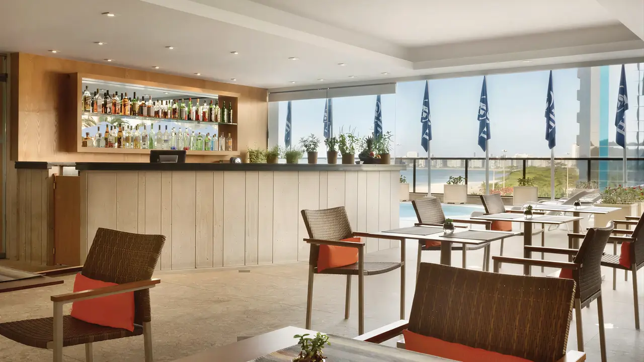 Bar z wysokim ladą w Hilton Copacabana