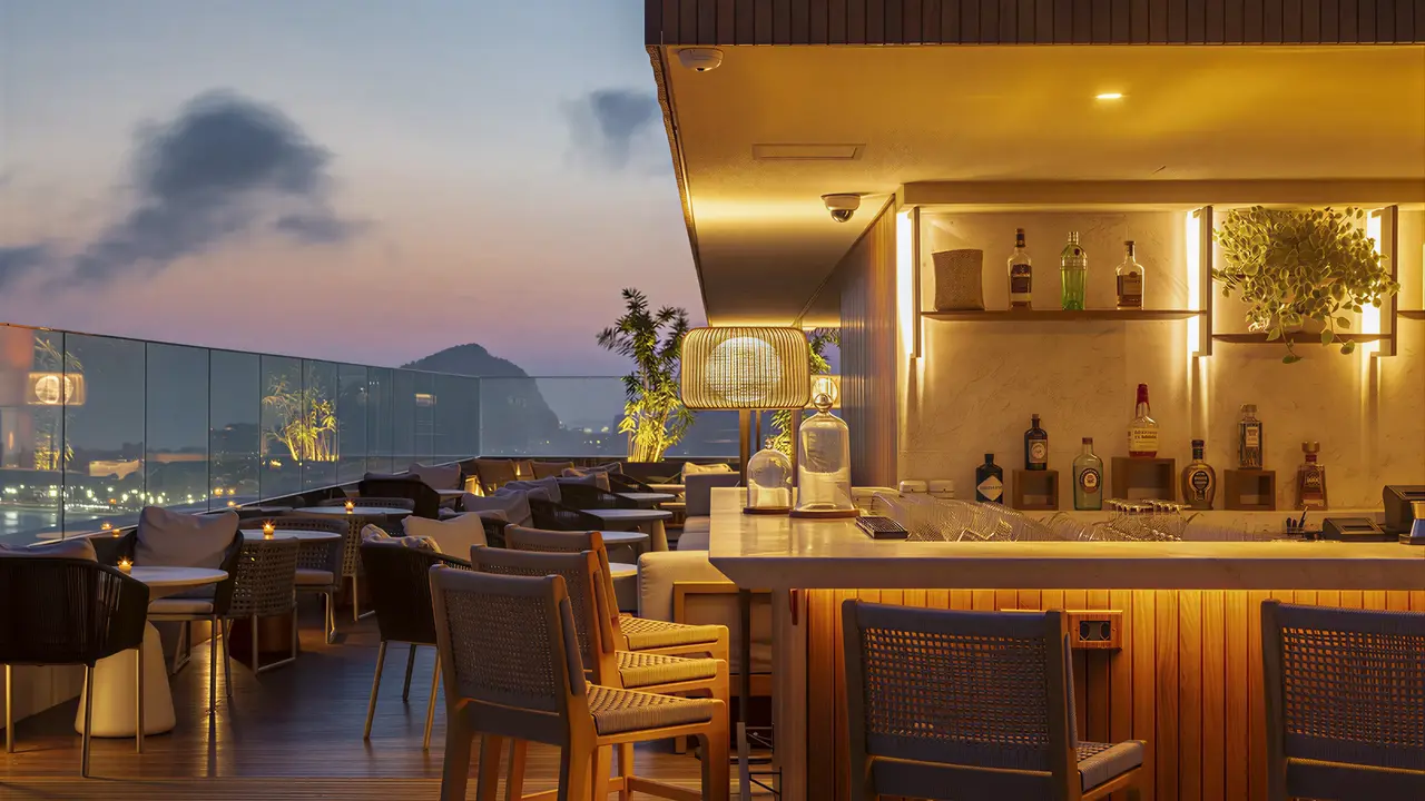 Nowoczesny bar w hotelu Hilton Copacabana z widokiem