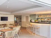 Nowoczesny bar z wysokimi hokerami w Hilton Copacabana