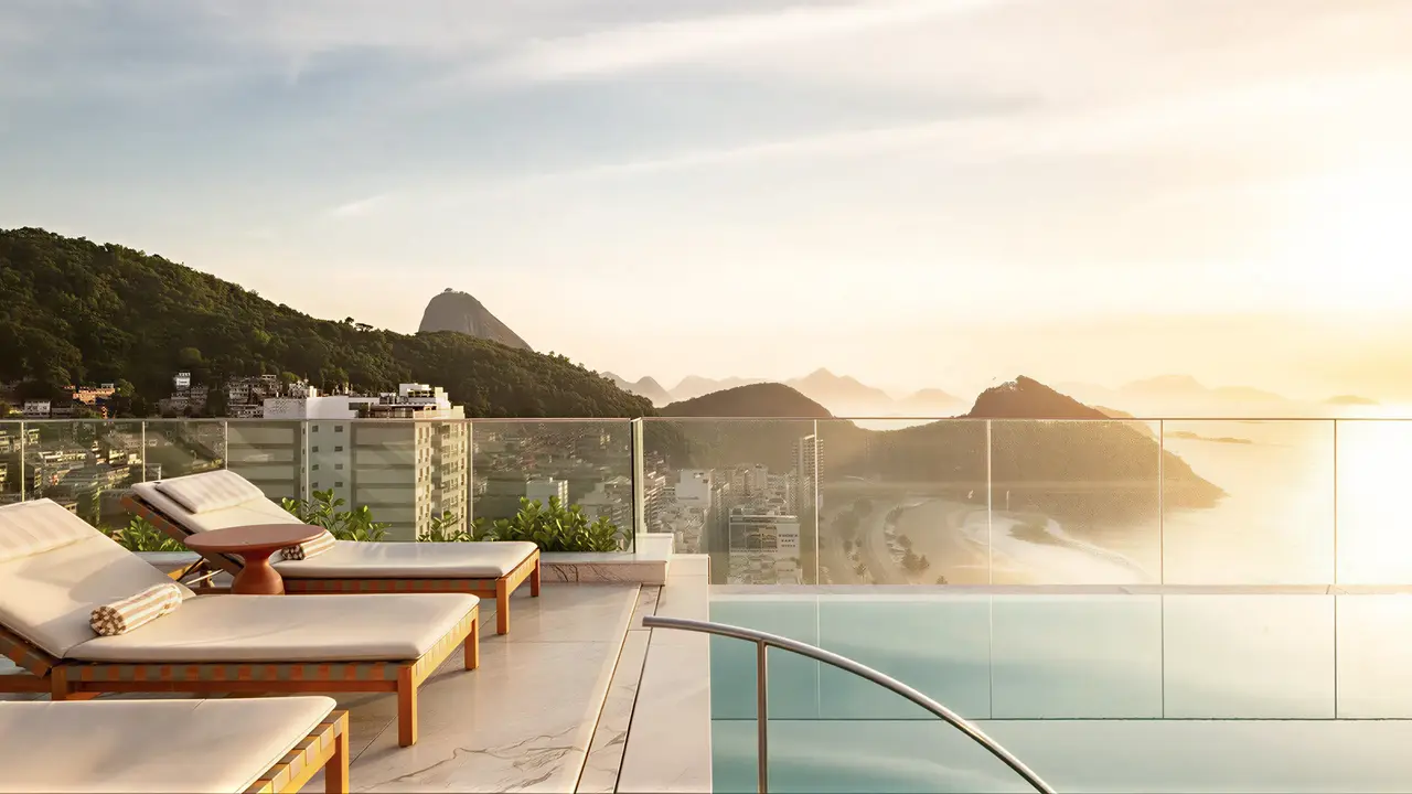 Basen i leżaki z widokiem w Hilton Copacabana