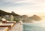 Basen i leżaki z widokiem w Hilton Copacabana