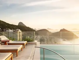 Basen i leżaki z widokiem w Hilton Copacabana