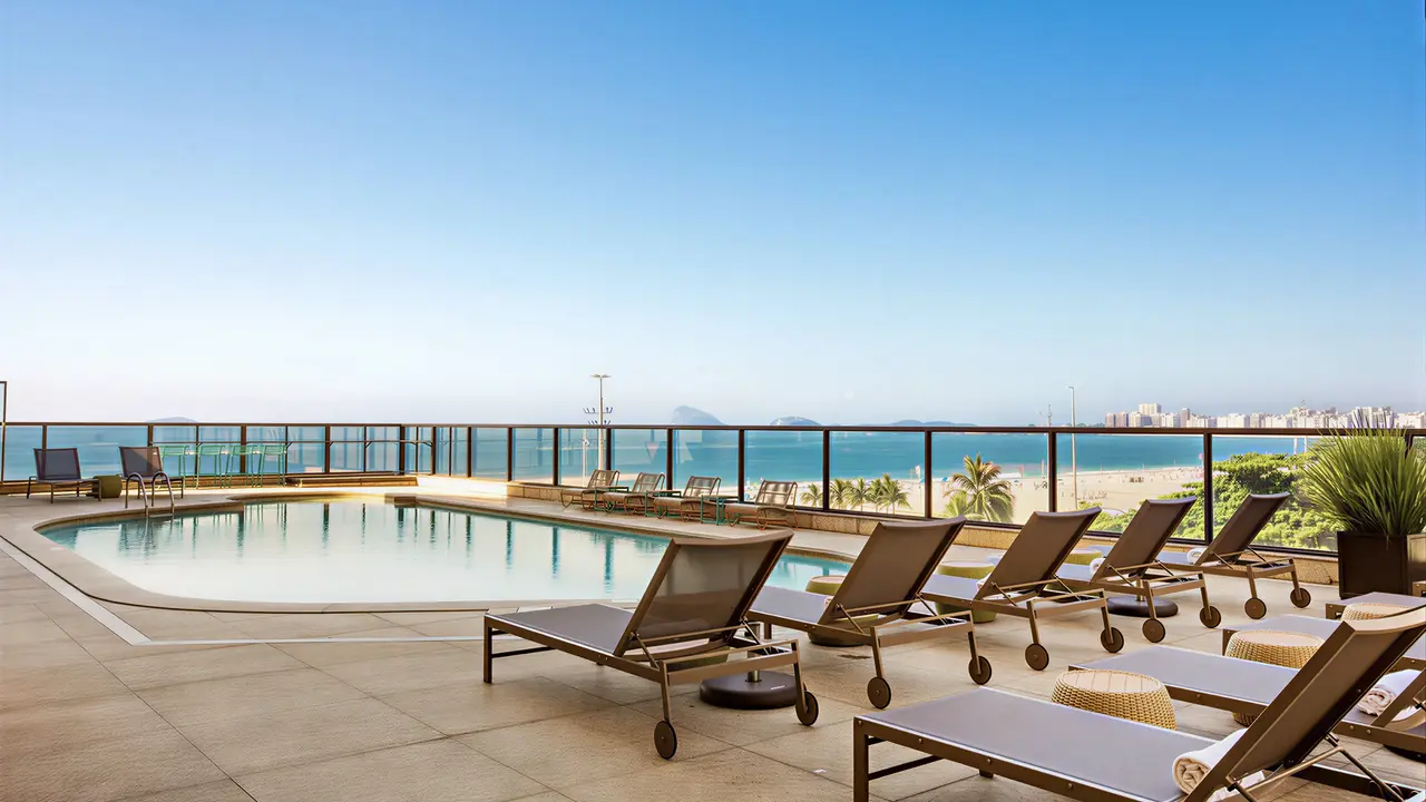Basen z leżakami w Hilton Copacabana