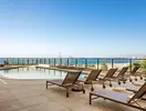 Basen z leżakami w Hilton Copacabana
