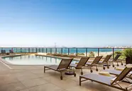 Basen z leżakami w Hilton Copacabana