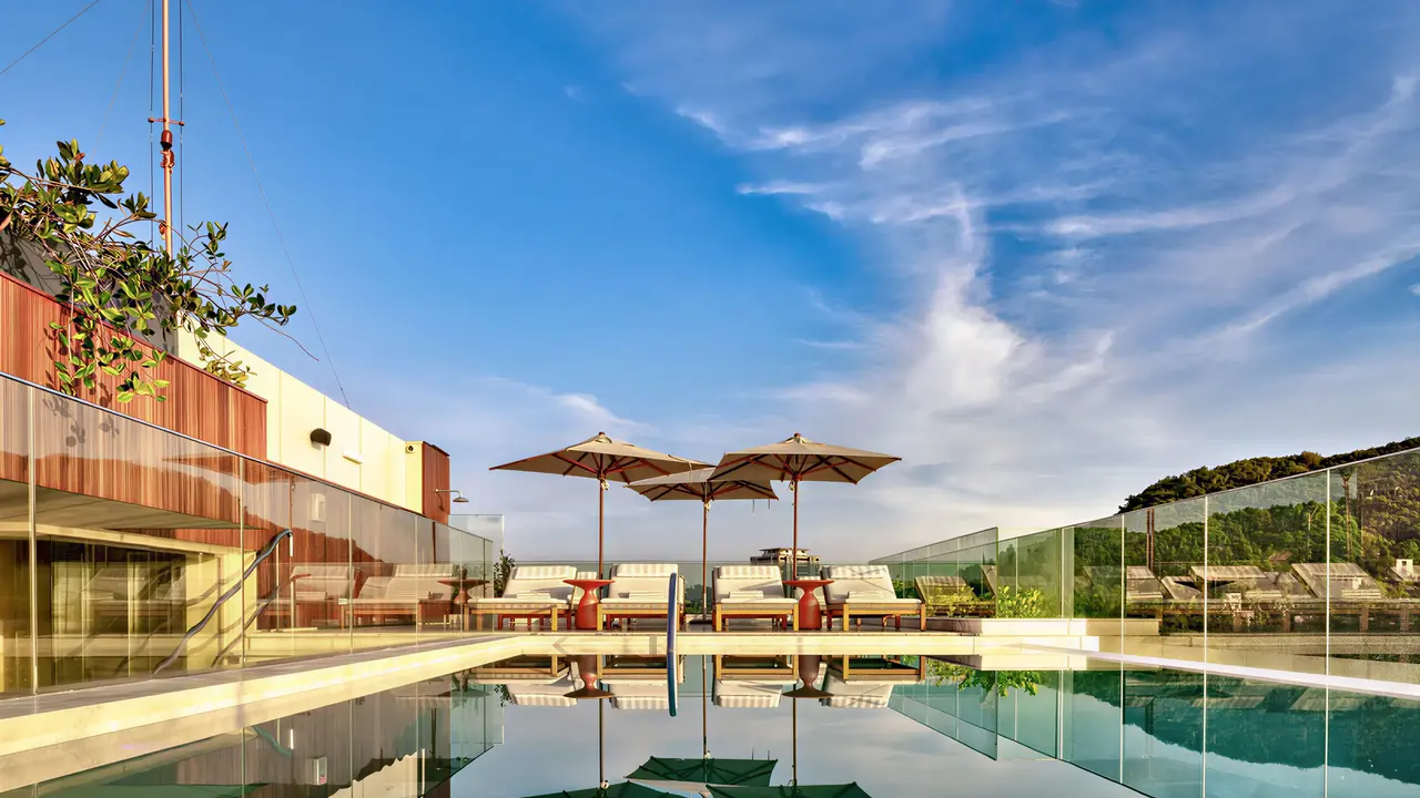 Basen z leżakami i parasolami w Hilton Copacabana