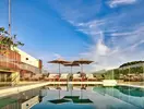 Basen z leżakami i parasolami w Hilton Copacabana