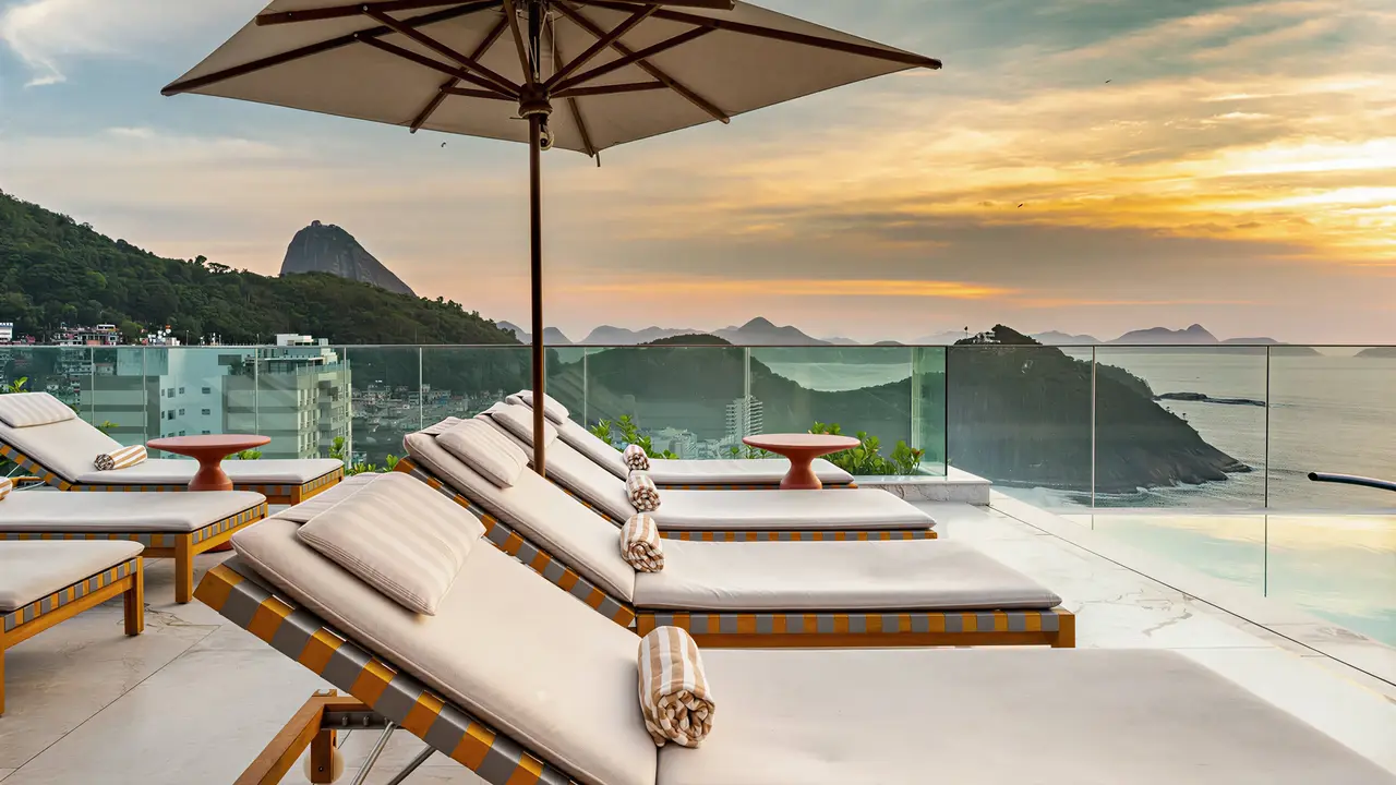 Leżaki przy basenie w Hilton Copacabana o zachodzie słońca