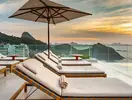 Leżaki przy basenie w Hilton Copacabana o zachodzie słońca