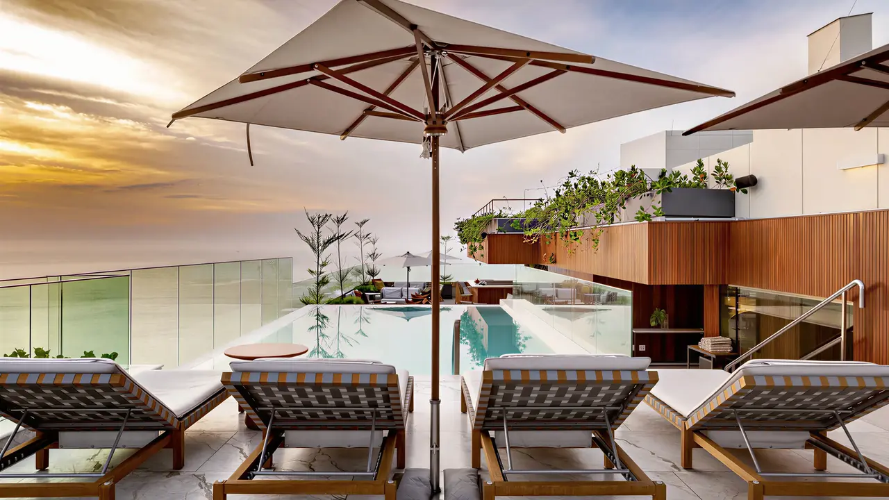 Basen i leżaki w Hilton Copacabana