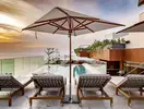 Basen i leżaki w Hilton Copacabana