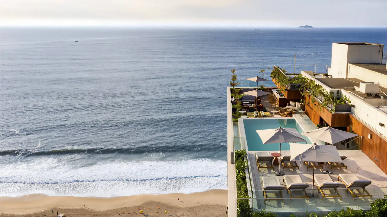 Widok na budynek Hilton Copacabana i plażę