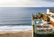 Widok na budynek Hilton Copacabana i plażę